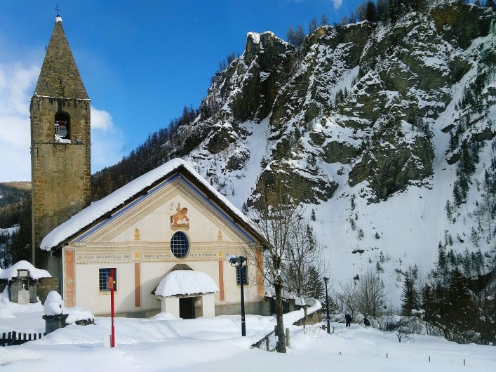 Location de vacances - Maison - Villa à Saint-Dalmas-le-Selvage - L'église sous la neige