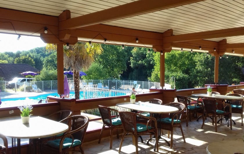 Location de vacances - Chalet à Mauroux - Terrasse bar avec vue sur la piscine