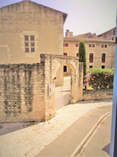 Location de vacances - Maison - Villa à Saint-Rémy-de-Provence - Vue de la fenêtre de la chambre principale.