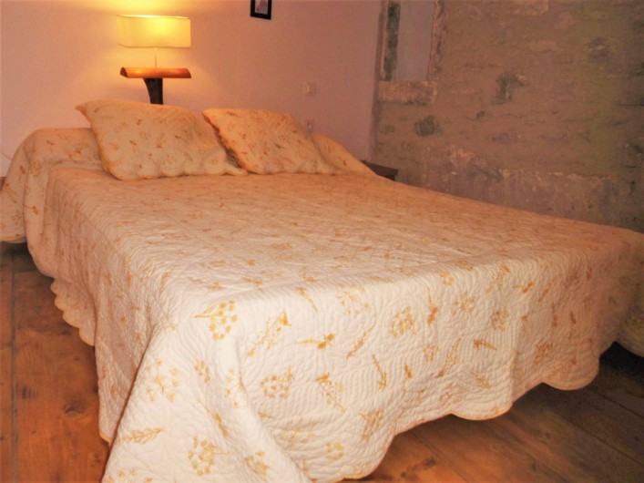 Location de vacances - Maison - Villa à Saint-Rémy-de-Provence - Le grand lit de la chambre mezzanine