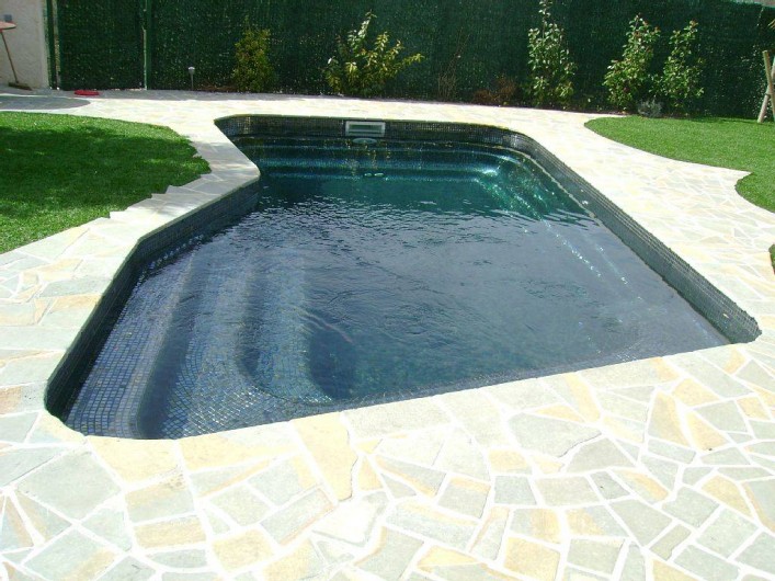 Location de vacances - Villa à Draguignan - piscine noir unique en france