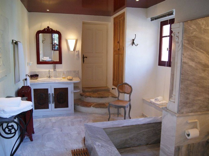 Location de vacances - Villa à Kassiopi - Villa Alexia. La salle de bains.