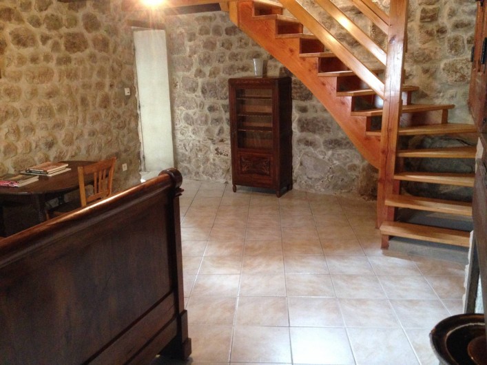 Location de vacances - Maison - Villa à Saint-Julien-Labrousse - la chambre murs de pierre d’où part l'escalier