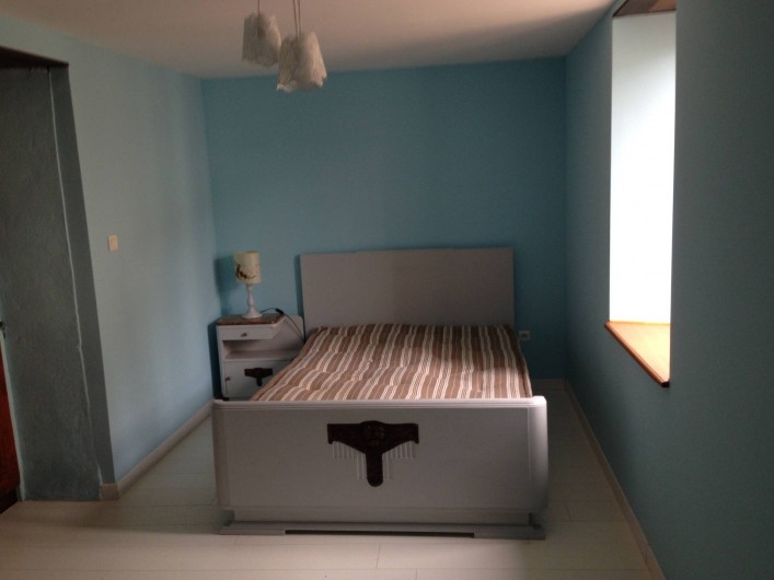 Location de vacances - Maison - Villa à Saint-Julien-Labrousse - au rez de chaussée la chambre bleue avec salle de bain attenante