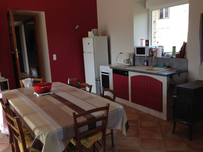 Location de vacances - Maison - Villa à Saint-Julien-Labrousse - grande pièce de vie avec le coin cuisine