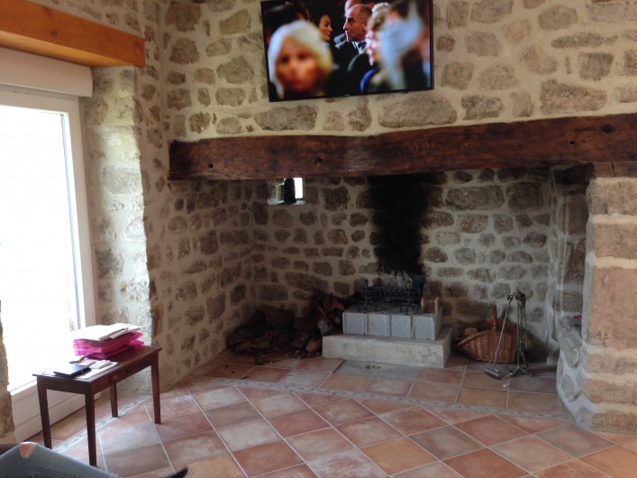Location de vacances - Maison - Villa à Saint-Julien-Labrousse - la cheminée du coin salon