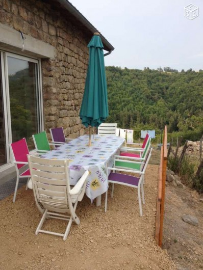 Location de vacances - Maison - Villa à Saint-Julien-Labrousse - la terrasse pour prendre vos repas en regardant la vallée