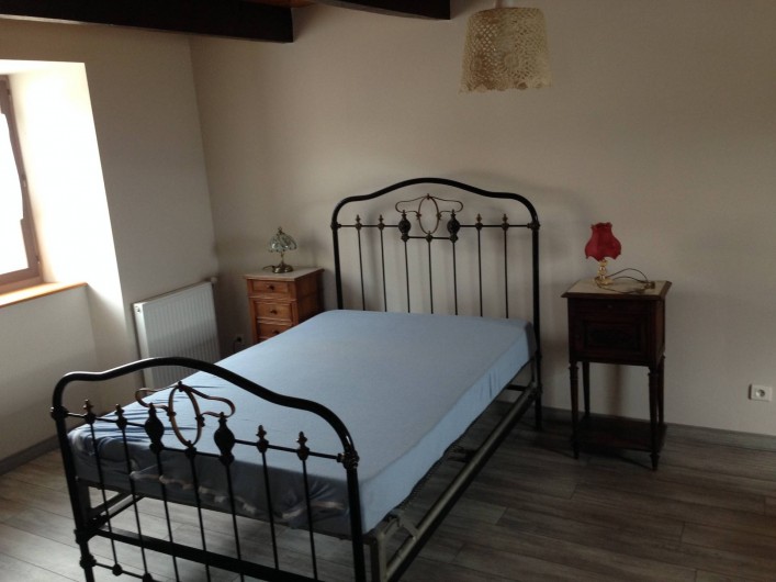 Location de vacances - Maison - Villa à Saint-Julien-Labrousse - en haut de l'escalier chambre avec 1 lit de 130