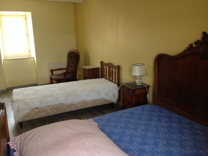 Location de vacances - Maison - Villa à Saint-Julien-Labrousse - à l'étage la chambre jaune un lit de 140 et un lit 1 place