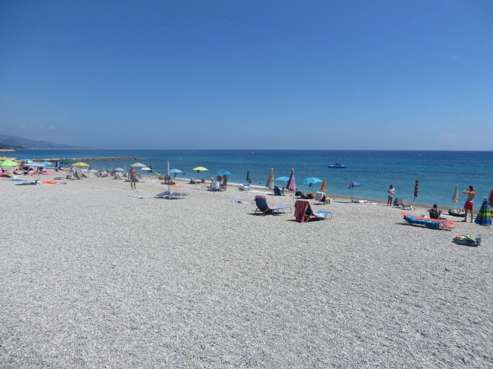 Location de vacances - Appartement à Menton - Plage du borrigo située à proximité de l'appartement. Menton compte 8 plages.