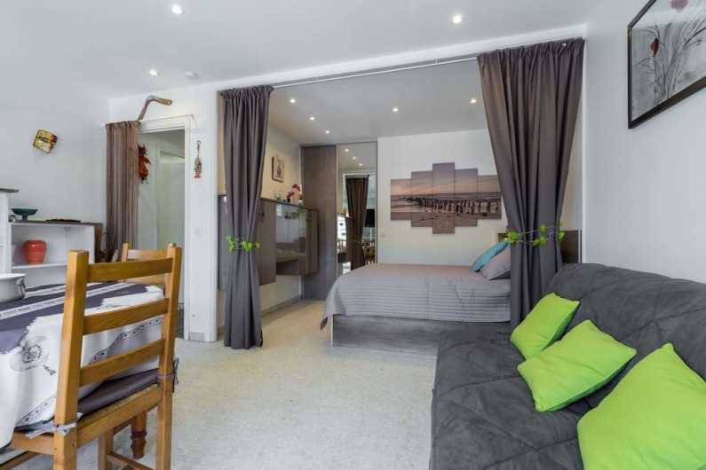 Location de vacances - Appartement à Menton - Vue générale de la pièce à vivre et de la chambre avec Rideau occultant.