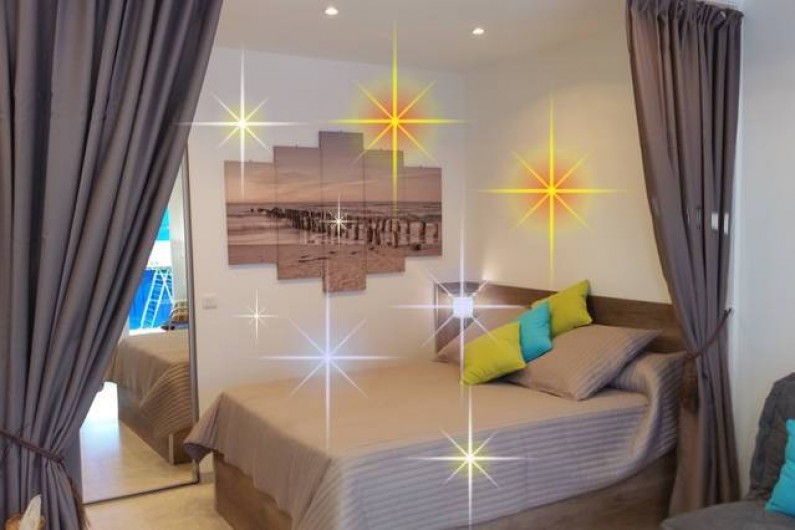 Location de vacances - Appartement à Menton - Chambre principale avec lit de marque Bulletex grand confort en 140 X 190