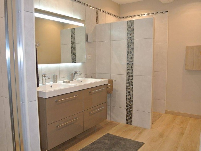 Location de vacances - Appartement à Caderousse - La salle de bain avec WC