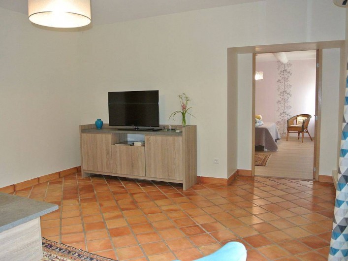 Location de vacances - Appartement à Caderousse - Coin TV et accès à la chambre
