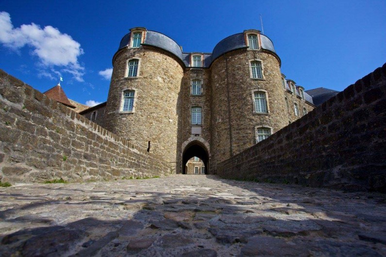 Location de vacances - Gîte à Widehem - Majesté de l'entrée du Château Comtal, Château Musée  de Boulogne