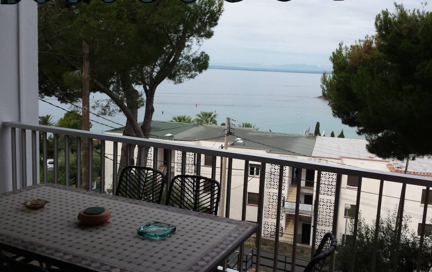 Location de vacances - Appartement à Roses - Terrasse avec vue sur baie de Roses