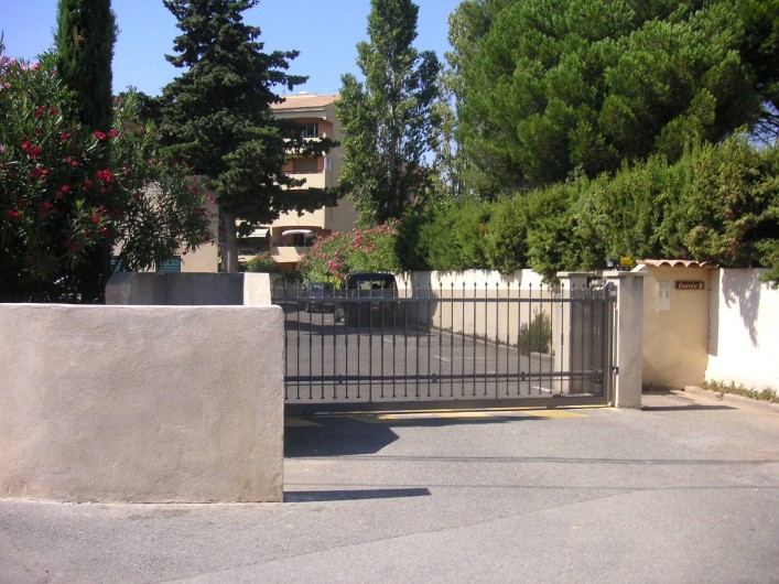 Location de vacances - Appartement à Fréjus Plage - entrée résidence, place de parking
