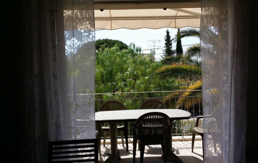 Location de vacances - Appartement à Fréjus Plage - vue sur terrasse du salon