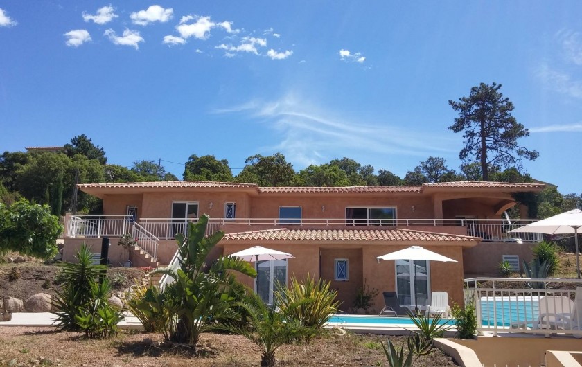 Location de vacances - Villa à Favone - Façade principale côté piscine