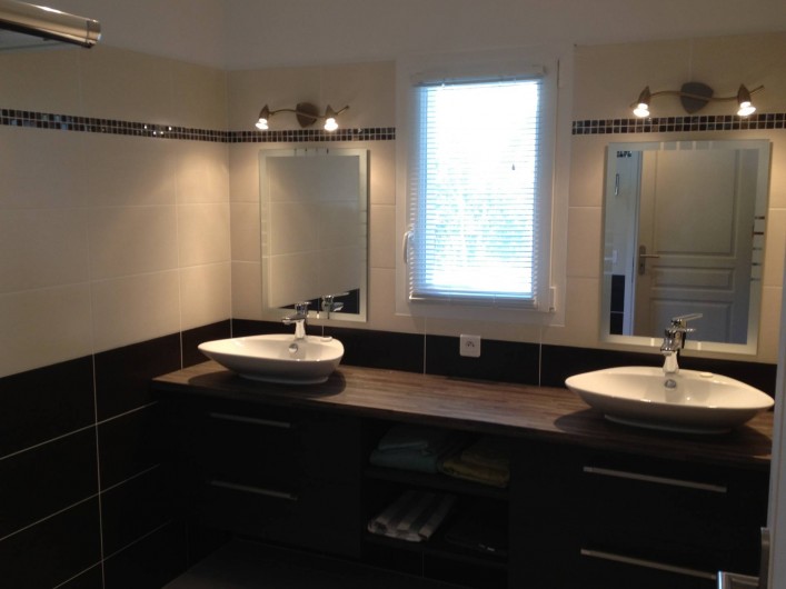 Location de vacances - Villa à Favone - Une des deux salles d'eau