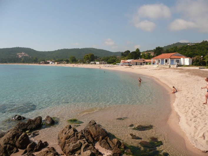 Location de vacances - Villa à Favone - Grande plage de sable fin de Favone à 10 mn à pieds de la villa