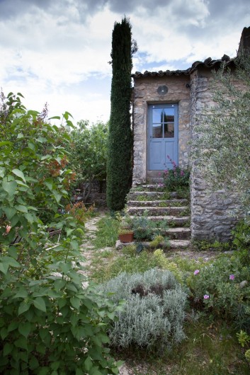 Location de vacances - Maison - Villa à Rustrel - Arrivée à la Figuière ... dans le jardin méditerranéen