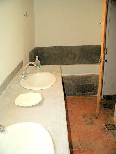Location de vacances - Maison - Villa à Rustrel - La salle de bains en tadelak, avec double lavabo, douche et baignoire