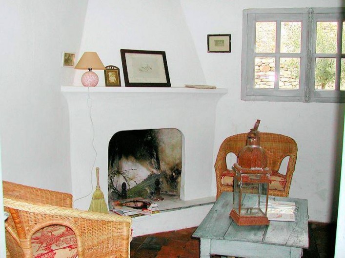 Location de vacances - Maison - Villa à Rustrel - le petit salon avec sa cheminée pour les soirées d'automne