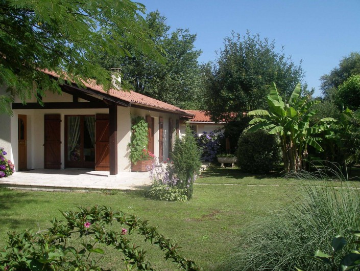 Location de vacances - Villa à Sanguinet - la deuxième terrasse et le garage