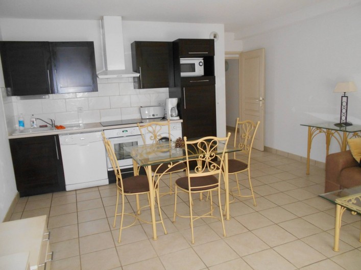 Location de vacances - Appartement à Alénya - coin cuisine dans la pièce principale