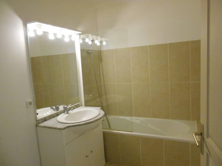 Location de vacances - Appartement à Alénya - Salle de bains ( baignoire + lavabo+WC)  Autre WC, dans pièce séparée