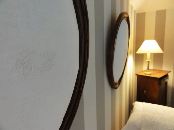 Location de vacances - Chambre d'hôtes à Bois-Guilbert - Cadres ornés de broderies anciennes faisant office de tête de lit