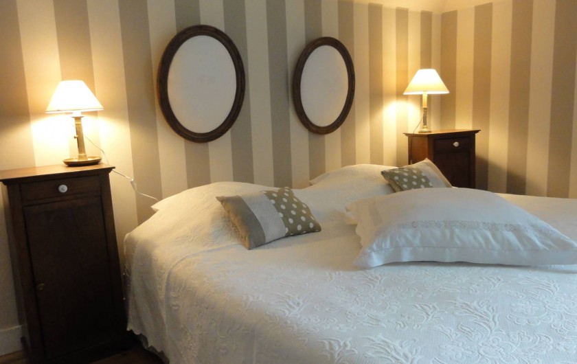 Location de vacances - Chambre d'hôtes à Bois-Guilbert - Décoration maison faite de dentelles et broderies anciennes et de lin 