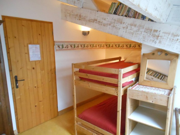 Location de vacances - Gîte à Gras - La montagne : 1 grand lit et 1 lit superposé.