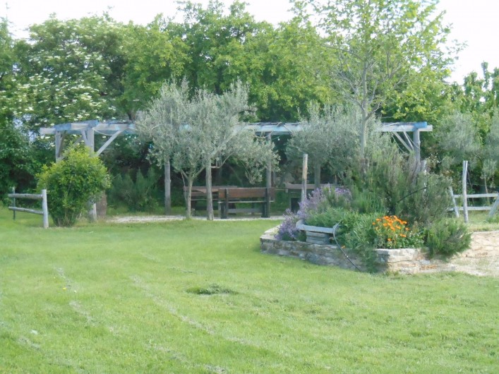 Location de vacances - Gîte à Gras - La pergola vue de face. Le gîte est à gauche de la photo.