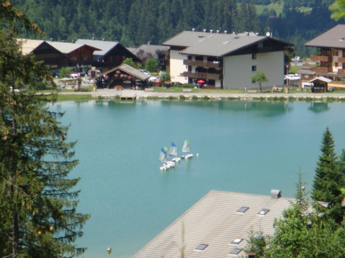 Location de vacances - Appartement à Châtel - Le lac de Vonnes, avec la résidence en fond