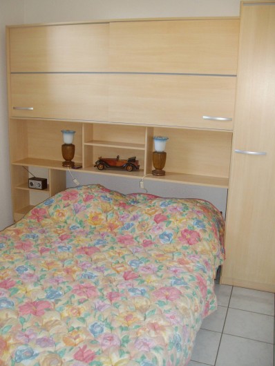 Location de vacances - Appartement à Gruissan - chambre  lit en 140
