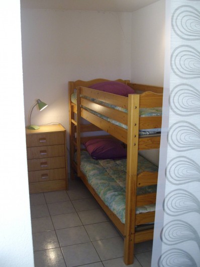 Location de vacances - Appartement à Gruissan - chambre cabine  lit x2 en 90