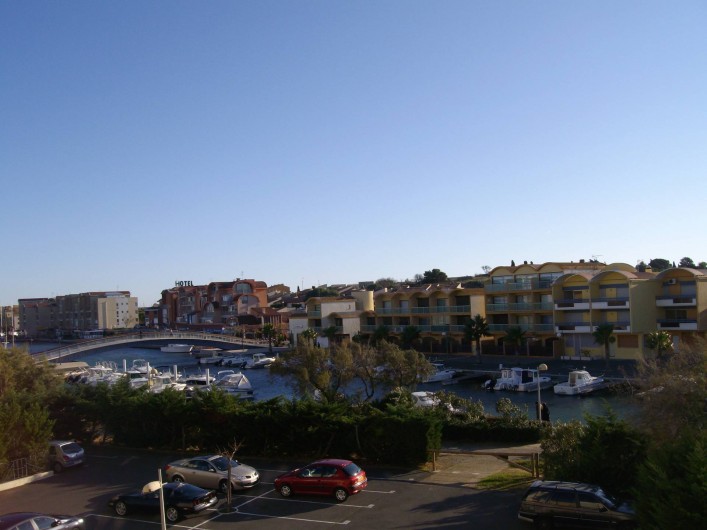 Location de vacances - Appartement à Gruissan - passerelle (piétonne) vu du port