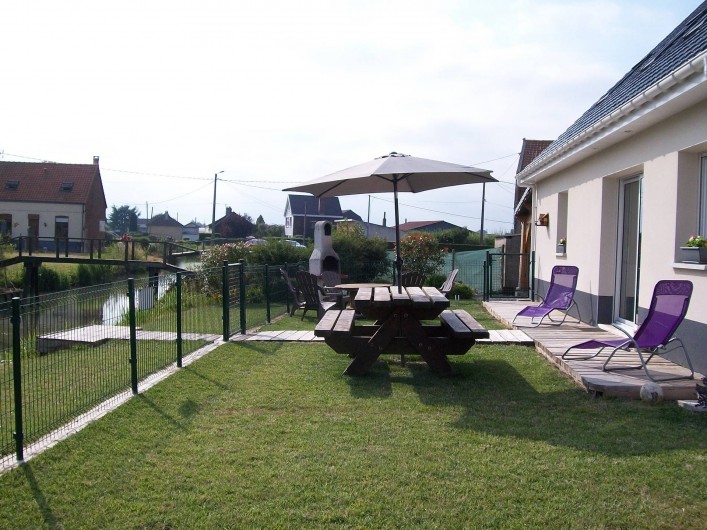 Location de vacances - Gîte à Saint-Omer - Terrasse arrière donnant sur la rivière