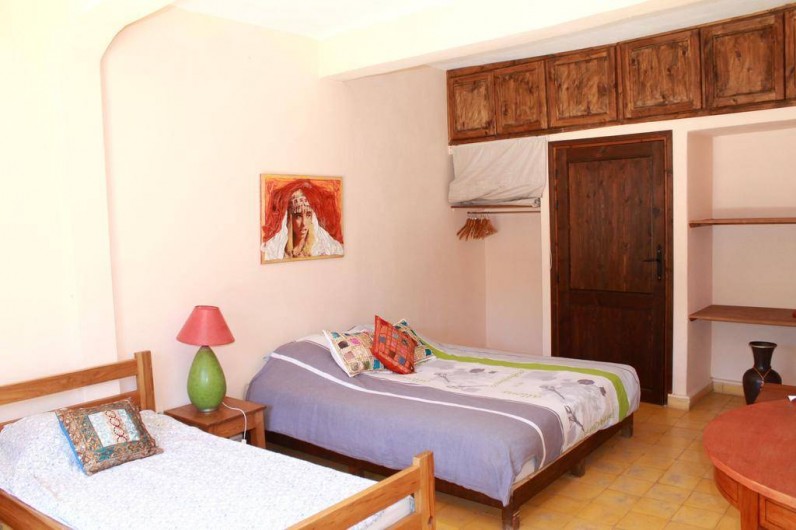 Location de vacances - Chambre d'hôtes à Agadir - vue d une chambre avec lit double et lit simple