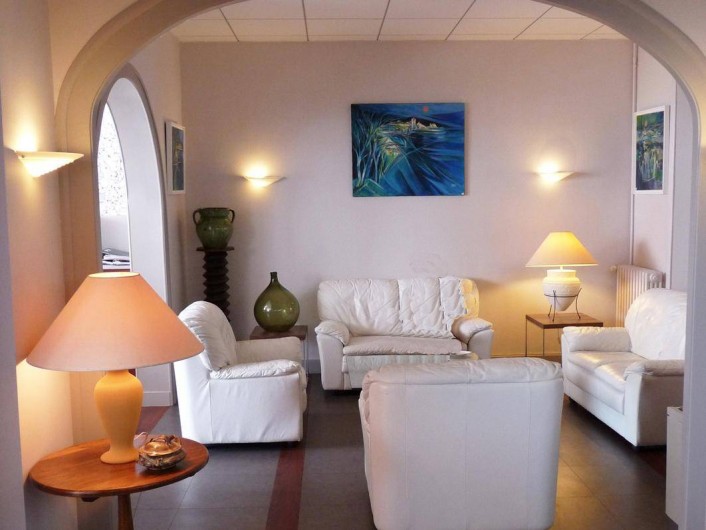 Location de vacances - Hôtel - Auberge à Argentat - Petit salon de l'hôtel, idéal pour prendre un verre et feuilleter un magasine