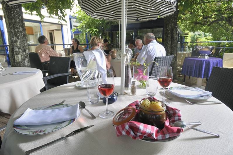 Location de vacances - Hôtel - Auberge à Argentat - Un déjeuner en terrasse au Sablier du Temps pour profiter des saveurs
