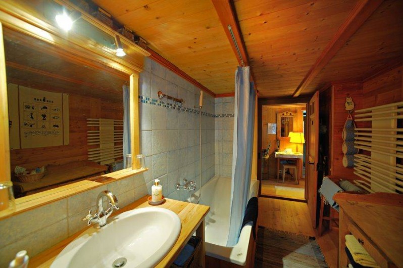 Location de vacances - Chalet à Les Diablerets - Salle de bain au rez-de-chaussée
