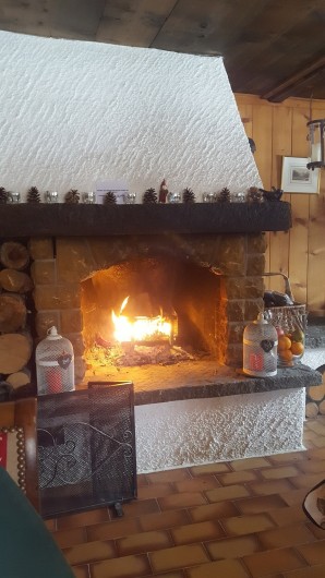Location de vacances - Chalet à Les Diablerets - Cheminée à la salle à manger