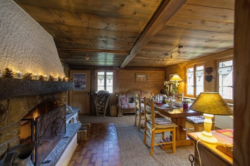 Location de vacances - Chalet à Les Diablerets - Salle à manger et la cheminée