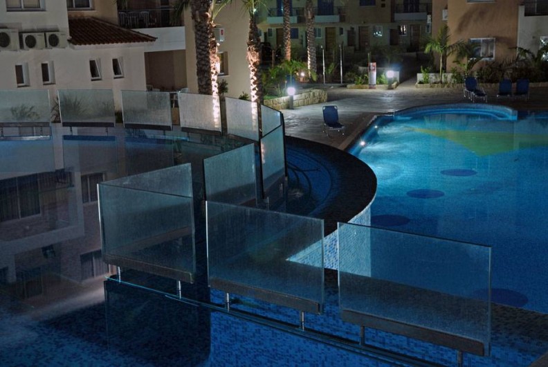 Location de vacances - Appartement à Paphos - Piscine par la nuit
