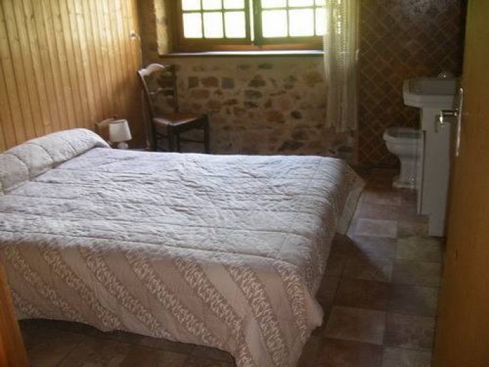 Location de vacances - Gîte à Laguenne - Un lit de 140 avec un lavabo. La seconde chambre est sa réplique inversée