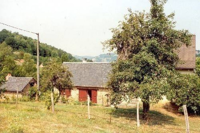 Location de vacances - Gîte à Laguenne - Vue du pré sur l'ancien four à pain (à gauche) et l'entrée du gîte