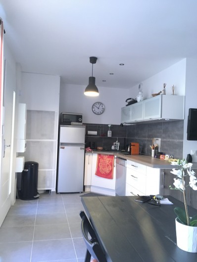 Location de vacances - Appartement à Villelaure - cuisine équipée d'un lave vaisselle, micro ondes, Nespresso et vaisselle